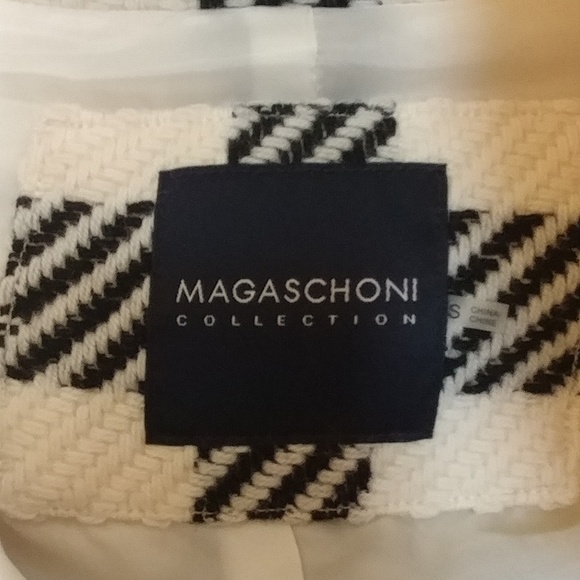 Cape - Picture 4 of 4